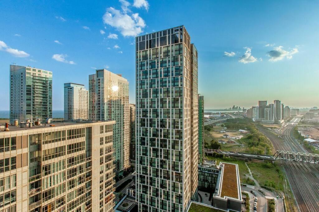 Sunset Bliss: Elegant 2Br Condo With Scenic Views! Toronto Luaran gambar