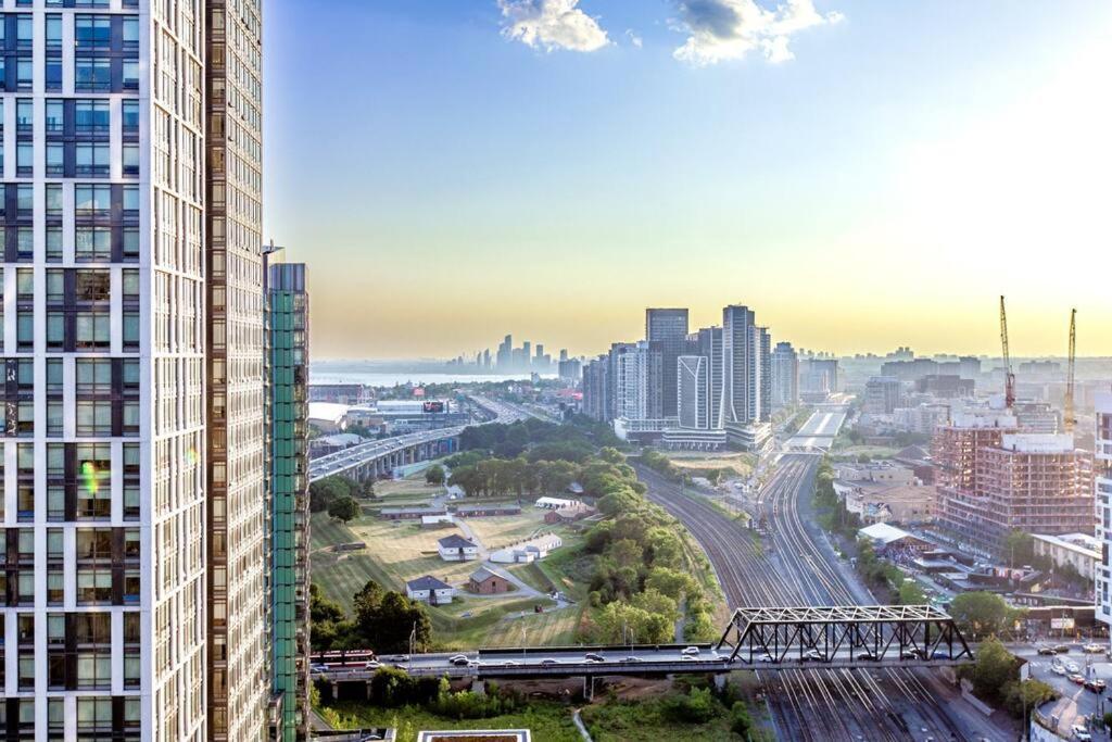 Sunset Bliss: Elegant 2Br Condo With Scenic Views! Toronto Luaran gambar